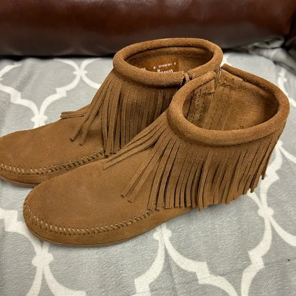 Minnetonka moccasin boots size 6 euc - Picture 2 of 7